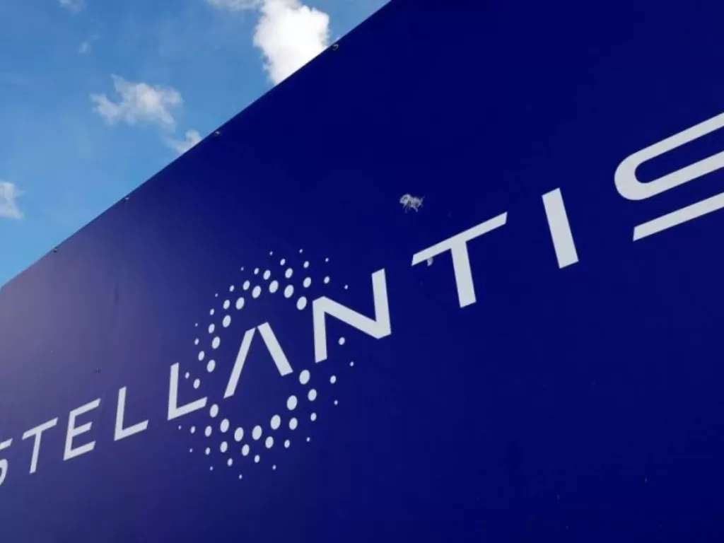 Logo Stellantis di pintu masuk pabrik perusahaan di Hordain, Prancis, 7 Juli 2021. (ANTARA/REUTERS/Pascal Rossignol)