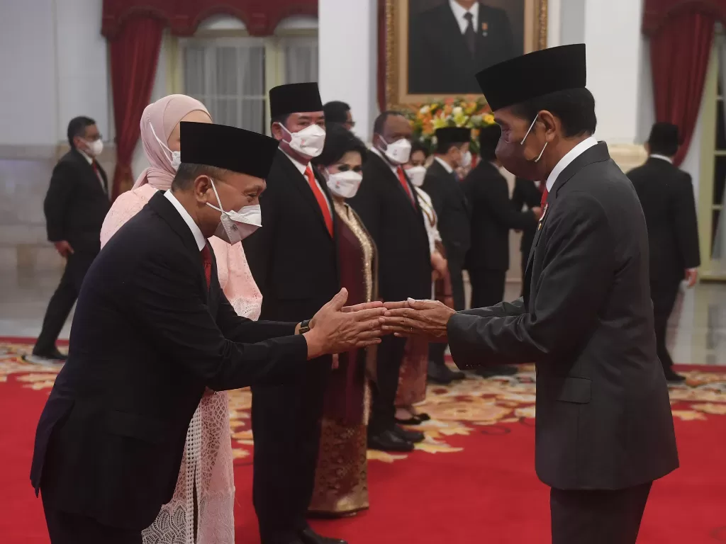 Presiden Joko Widodo (kanan) menyampaikan selamat kepada Menteri Perdagangan Zulkifli Hasan (kiri). (ANTARA FOTO/Akbar Nugroho Gumay)
