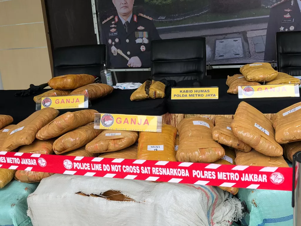 Barang bukti ganja 214kg yang diamankan Jajaran Satuan Reserse Narkoba Polres Metro Jakarta Barat. (INDOZONE/Samsudhuha Wildansyah)