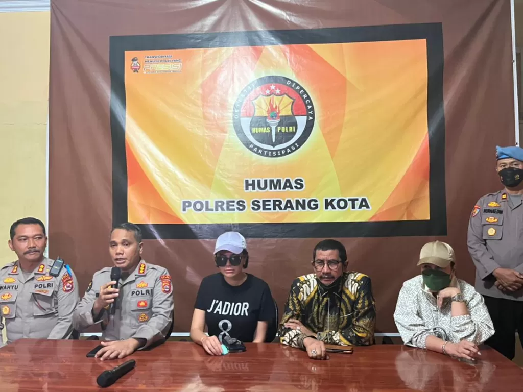 Konferensi pers Polres Serang Kota dan Nikita Mirzani. (Dok. Polda Banten)