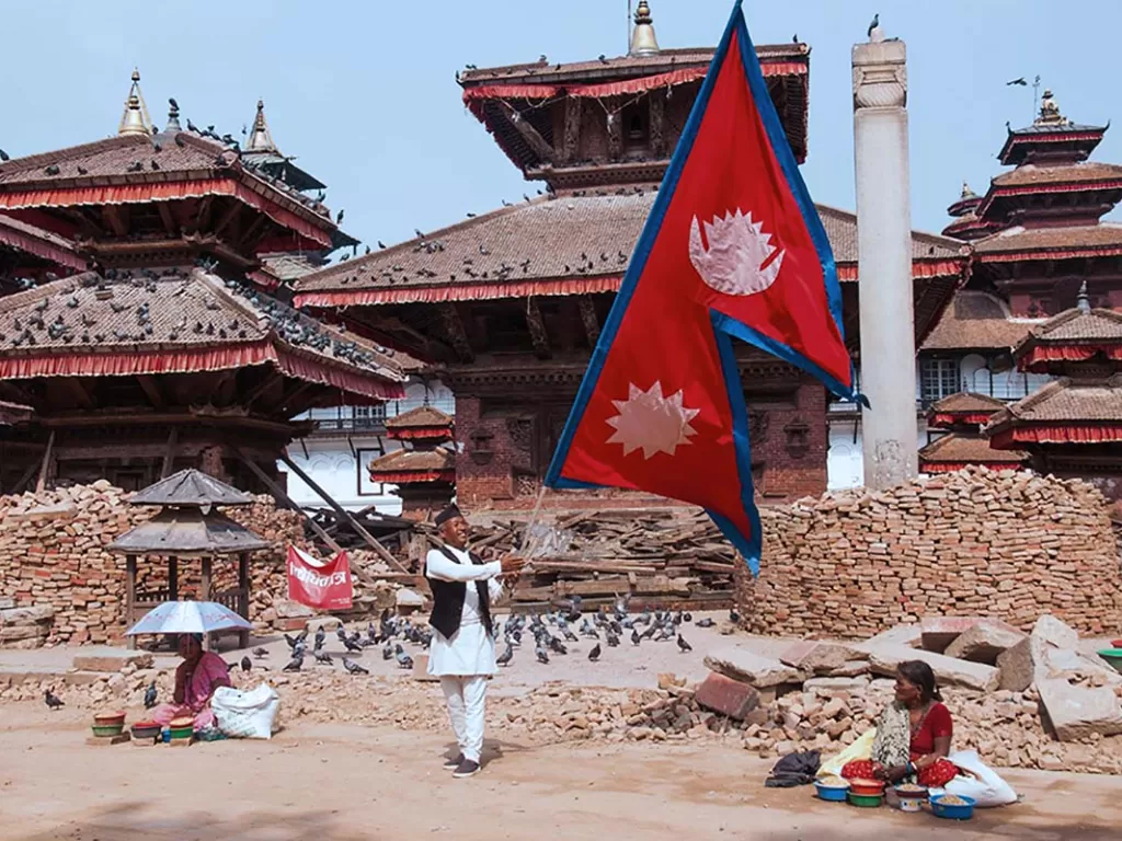 Bendera Nepal yang berbentuk segitiga. (Luxuryholidaynepal)