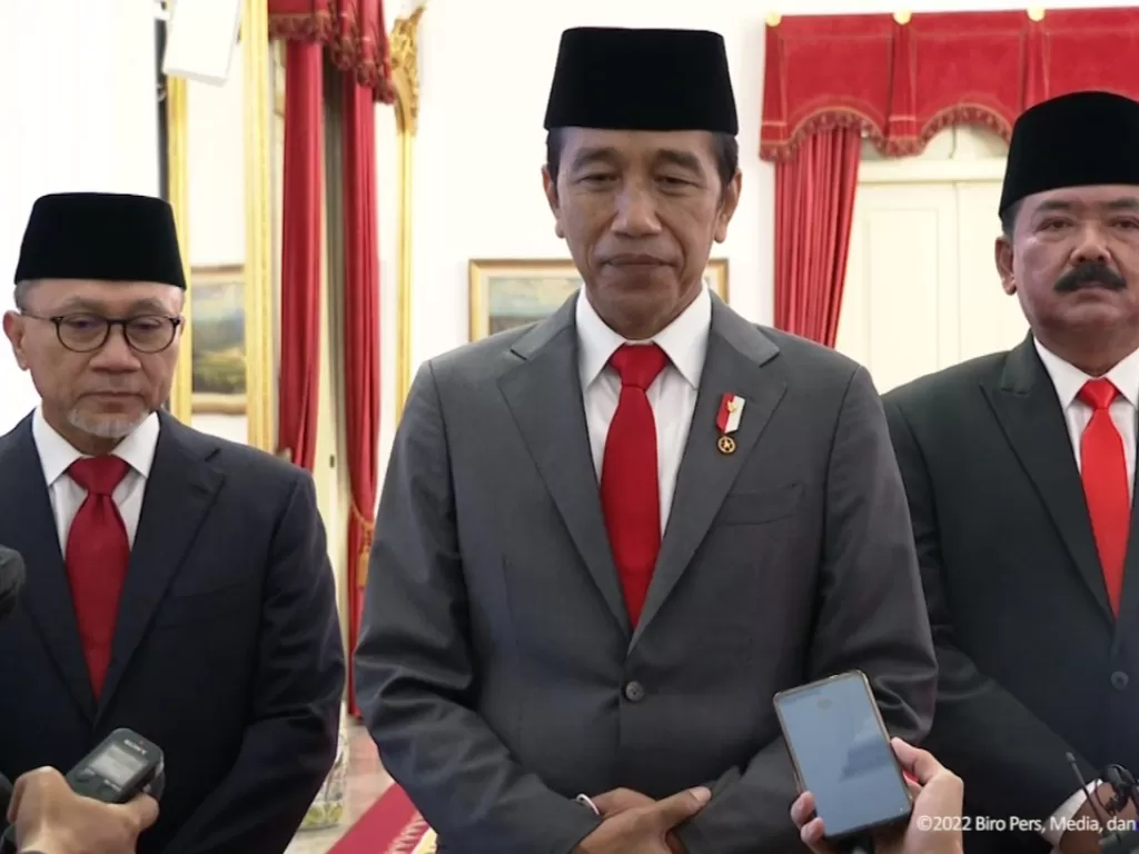 Presiden Jokowi, Zulkiffli Hasan (kiri) dan Hadi Tjahjanto (kanan). (Youtube Sekretariat Presiden)