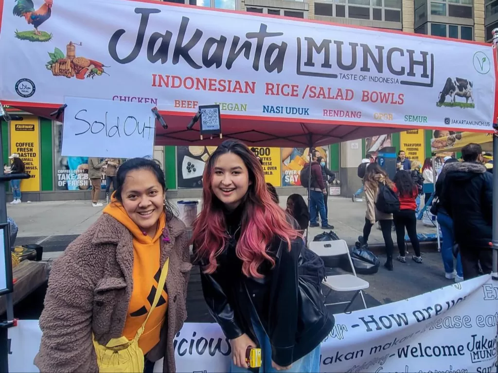 Wulandari Bing Slamet (kiri) sukses bisnis makanan Indonesia di New York (Dok. Pribadi)