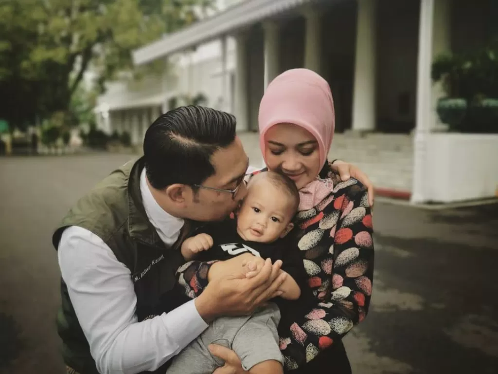 Ridwan Kamil dan Atalia bersama anak ketiga mereka. (Instagram/@arkanaidan)