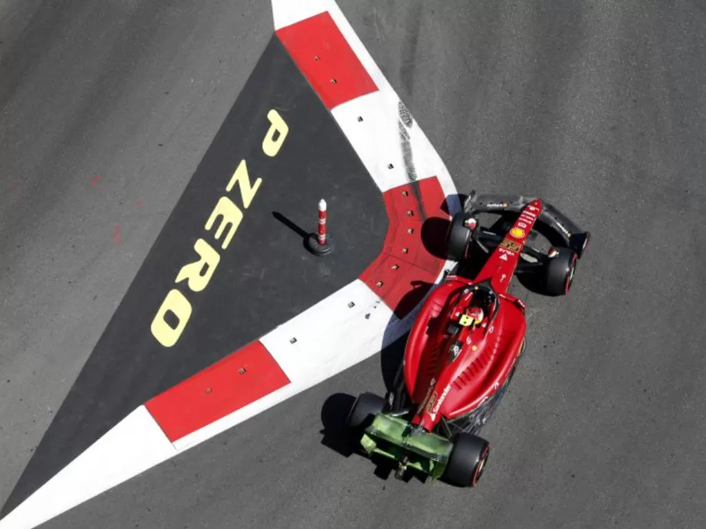 Pebalap Ferrari Carlos Sainz menjalani latihan Grand Prix Azebaijan, Sirkuit Baku. (11/6/2022) (ANTARA/REUTERS/MURAD SEZER)