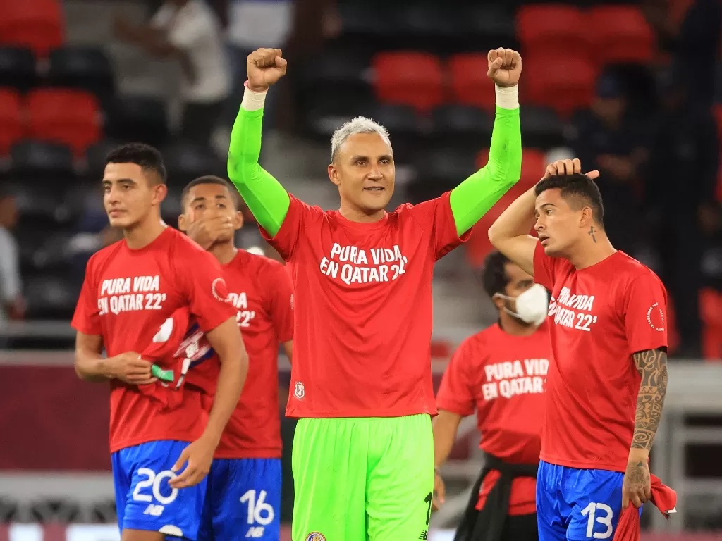 Keylor Navas, kiper timnas Kosta Rika merayakan kelolosan timnya ke Piala Dunia 2022 usai mengalahkan Selandia Baru, Rabu (15/6/2022) dini hari WIB. (REUTERS/Mohammed Dabbous)