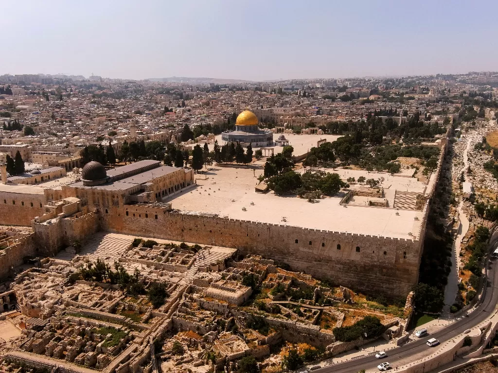 Kota Tua Yerusalem termasuk kompleks yang menampung Masjid Al - Aqsa. (REUTERS/Ilan Rosenberg)