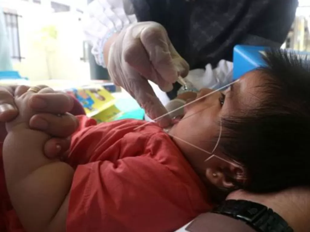 Balita mendapat vaksin polio pada realisasi program Bulan Imunisasi Anak Nasional (BIAN) di posyandu Gampong Lambhuk, Banda Aceh, Aceh, Rabu (8/6/2022). (ANTARA FOTO/Irwansyah Putra/rwa)