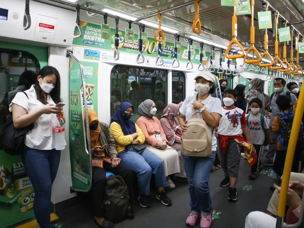 Penumpang menaiki MRT di Stasiun Bundaran HI, Jakarta. (ANTARA/Rivan Awal Lingga)