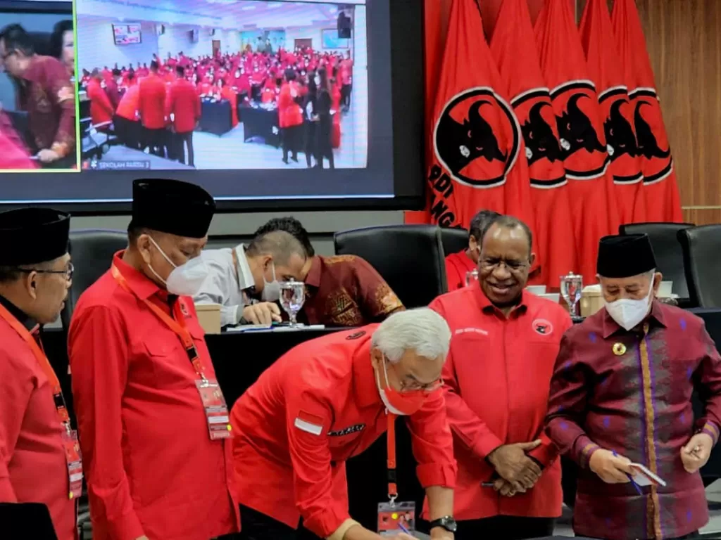 Gubernur Jawa Tengah Ganjar Pranowo (tengah) bersama kepala daerah lainnya menekan surat pernyataan. (INDOZONE/Harits Tryan)