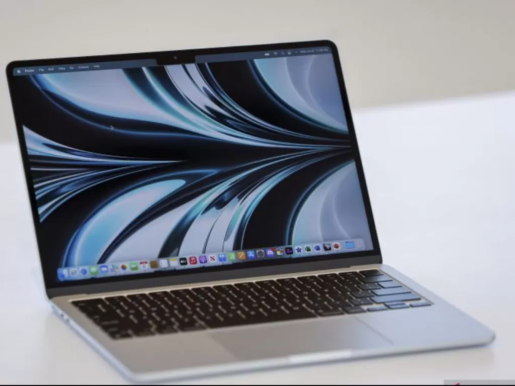 MacBook Air anyar yang ditenagai chip M2 dipamerkan dalam Konferensi Pengembang Sedunia tahunan Apple di San Jose, California, Amerika Serikat, Senin (6/6/2022). (ANTARA FOTO/REUTERS/Peter DaSilva/wsj/NBL).