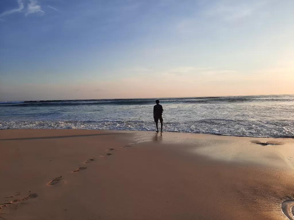 Bermain siluet saat matahari terbenam di Pantai Mbawana. (Jafriyal/IDZ Creators)