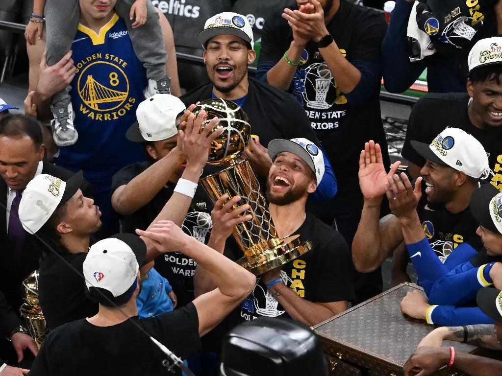 Steph Curry mengangkat trofi guar NBA 2022. (REUTERS/USA TODAY SPORTS)