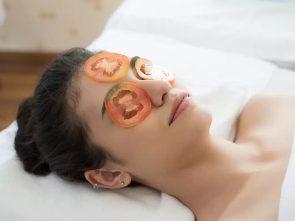 Ilustrasi masker tomat (Freepik)