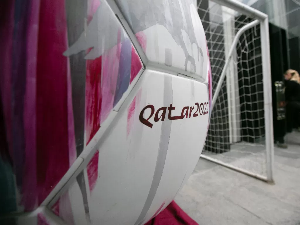 Bola sepak dengan logo Piala Dunia Qatar 2022. (REUTERS/Quetzalli Nicte-Ha)