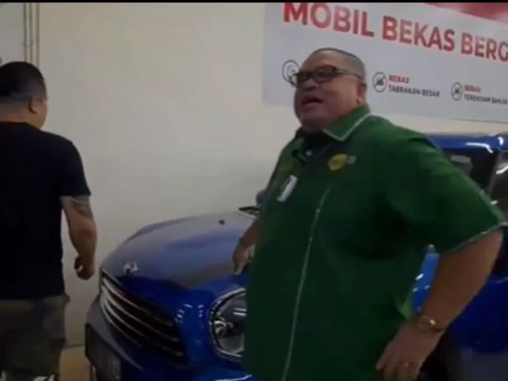 Razman Nasution datangi dealer mobil bekas (Instagram/@razmannasution)
