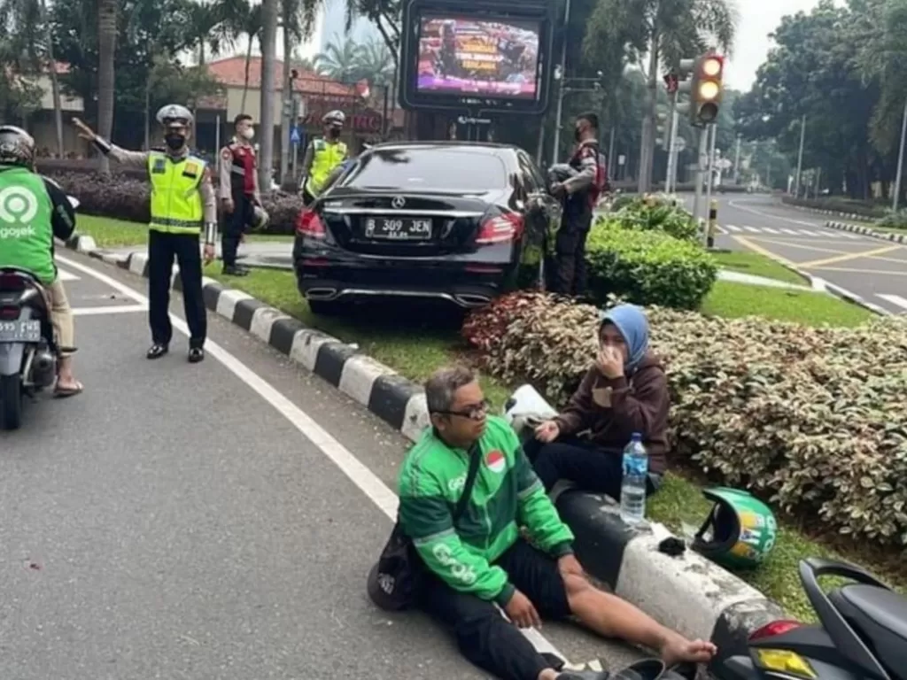 Kecelakaan lalu lintas antara mobil sedan Mercy dengan ojek online, Jumat (17/6/2022) pagi di kawasan SCBD, Jakarta Selatan. (Dok.Subdit Gakkum Ditlantas Polda Metro Jaya)