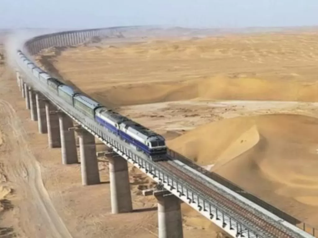 Jalur kereta api di gurun terpanjang di duni. (