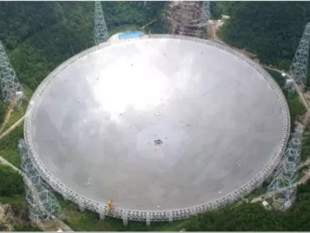 Sinyal tersebut terdeteksi oleh Aperture Spherical Telescope (FAST) 500 meter yang terletak di Provinsi Guizhou, China barat daya. (NAO/FAST)