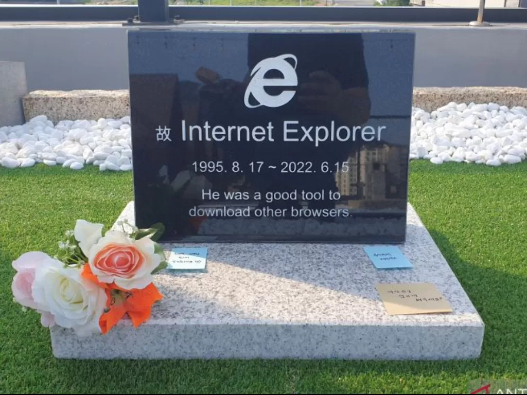 Insinyur perangkat lunak Jung Ki-young membuat makam Internet Explorer di Gyeongju, Korea Selatan. Microsoft menutup peramban Internet Explorer sejak 15 Juni 2022. (REUTERS/Hand-out Jung Ki-young)