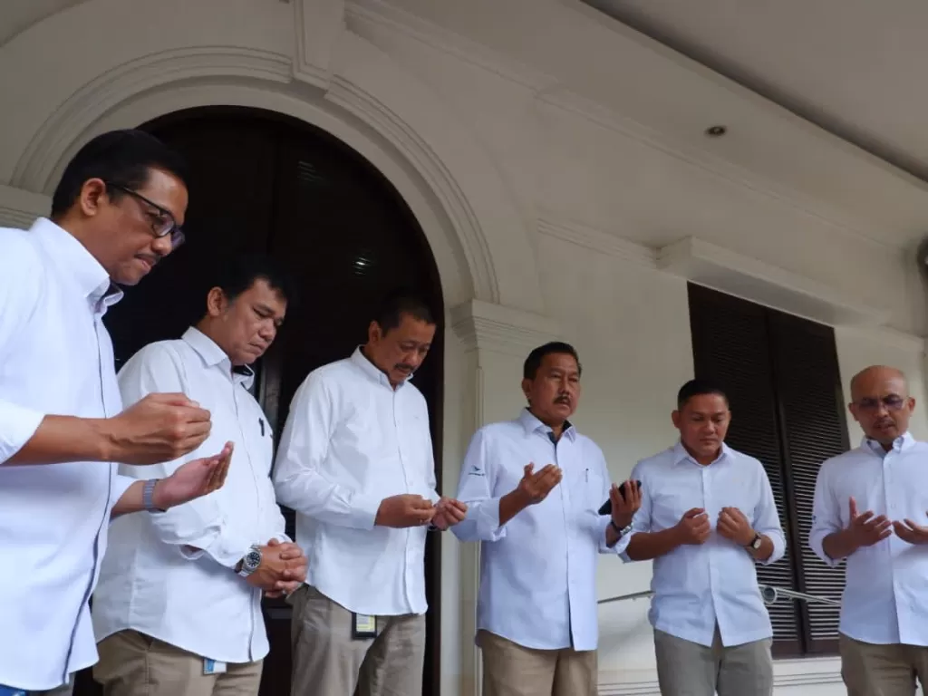 Para pimpinan Garuda Indonesia memanjatkan syukur usai voting PKPU Garuda Indonesia. (Dok. Garuda Indonesia)