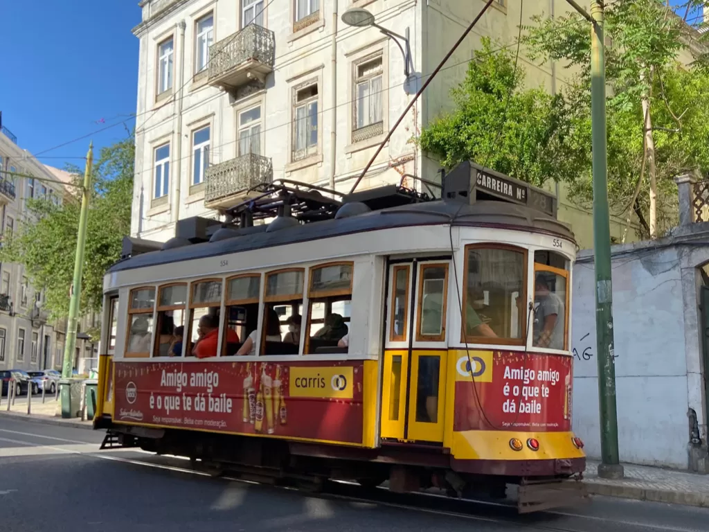 Wisata naik tram ke atas bukit di Lisbon, Portugal (Dada Sabra Sathilla/IDZ Creators)