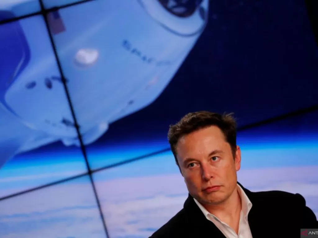 Pendiri SpaceX Elon Musk berbicara pada konferensi pers pasca-peluncuran setelah roket SpaceX Falcon 9, yang membawa pesawat ruang angkasa Crew Dragon, lepas landas dalam uji terbang tanpa awak ke Stasiun Luar Angkasa Internasional (ISS) dari Kennedy Spac
