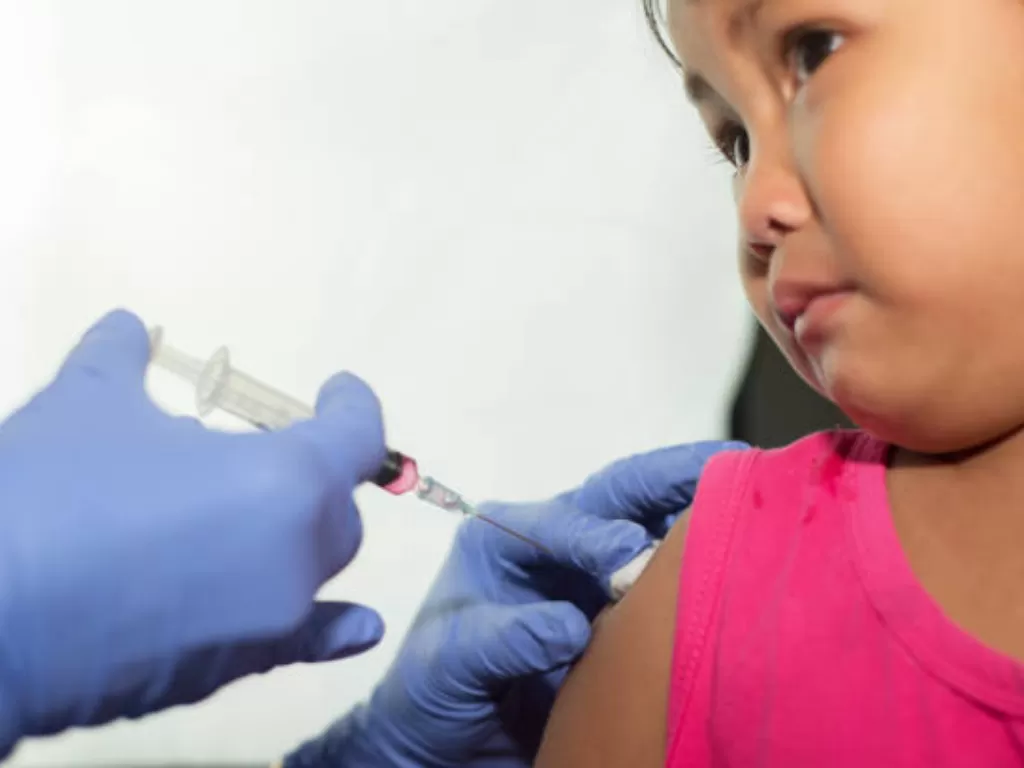 Ilustrasi vaksinasi anak (Freepik/Soumen Hazra)