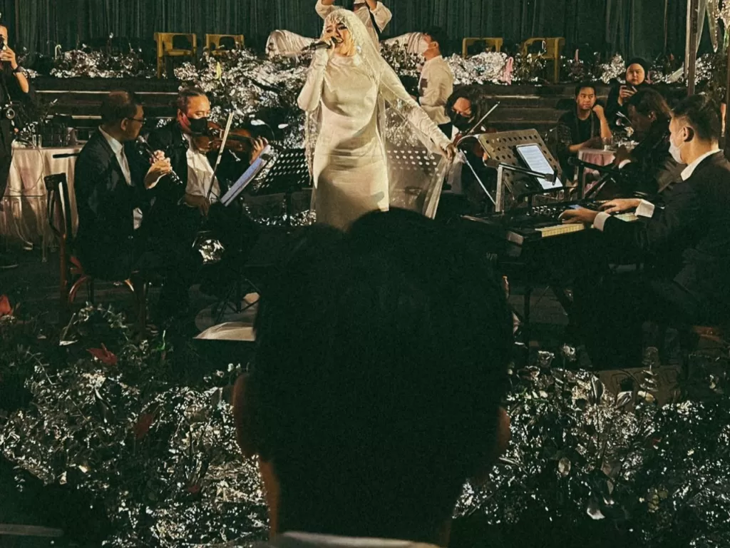 Sivia Azizah bernyanyi di depan suami saat hari pernikahan (Instagram/@febbyrastanty)