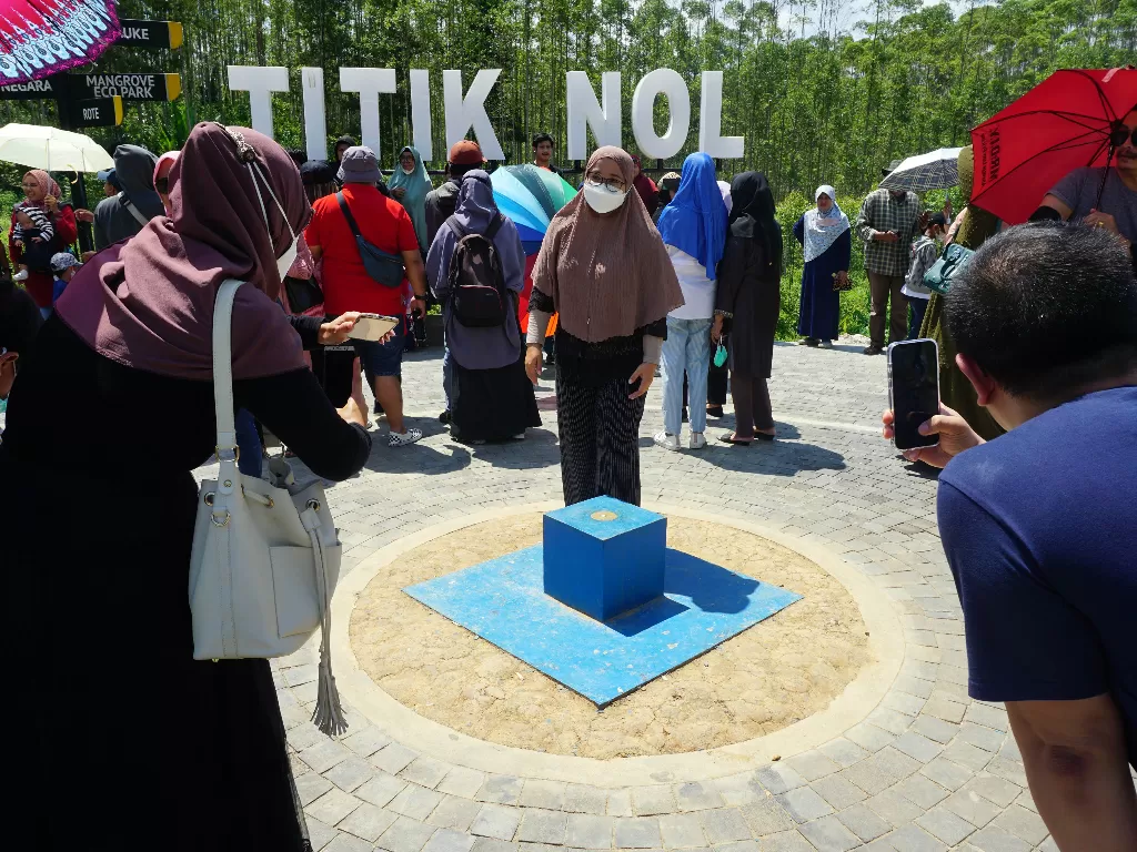 Pengunjung berfoto di lokasi titik nol pembangunan Ibu Kota Nusantara (IKN) di Penajam Paser Utara, Kalimantan Timur. (ANTARA/Olha Mulalinda)