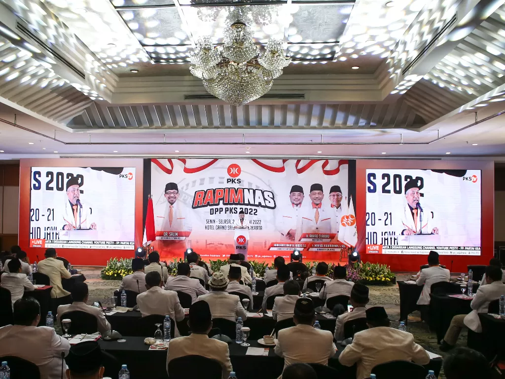Presiden Partai Keadilan Sejahtera (PKS) Ahmad Syaikhu (tengah) menyampaikan pidato politiknya pada Rapimnas DPP PKS 2022 di Jakarta, Senin (20/6/2022). (ANTARA/Rivan Awal Lingga)