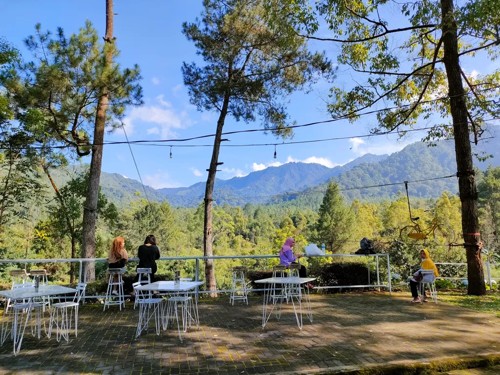 Kafe nuansa alam, viewnya tiga gunung nan menawan (Hasan Syamsuri/IDZ Creators)
