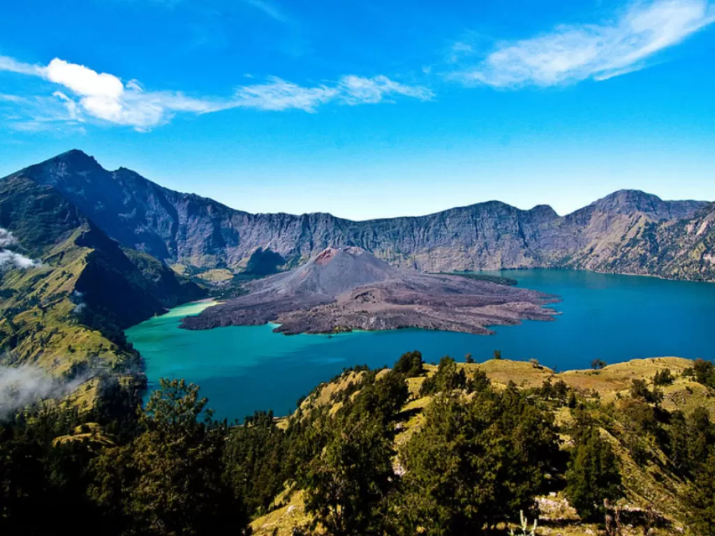 Gunung Rinjani, Pulau Lombok, Nusa Tenggara Barat (pmptsp.lomboktimurkab.go.id)