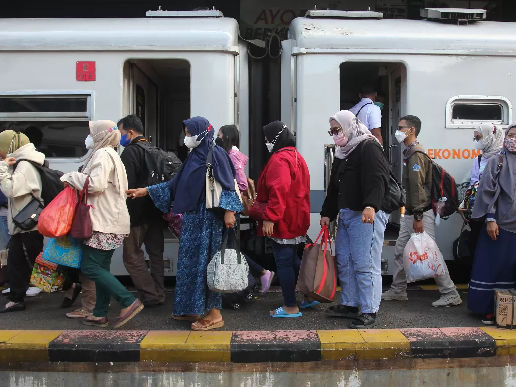 Penumpang turun dari kereta api di Stasiun Gubeng Surabaya, Jawa Timur, Jumat (6/5/2022). (ANTARA/Didik Suhartono)