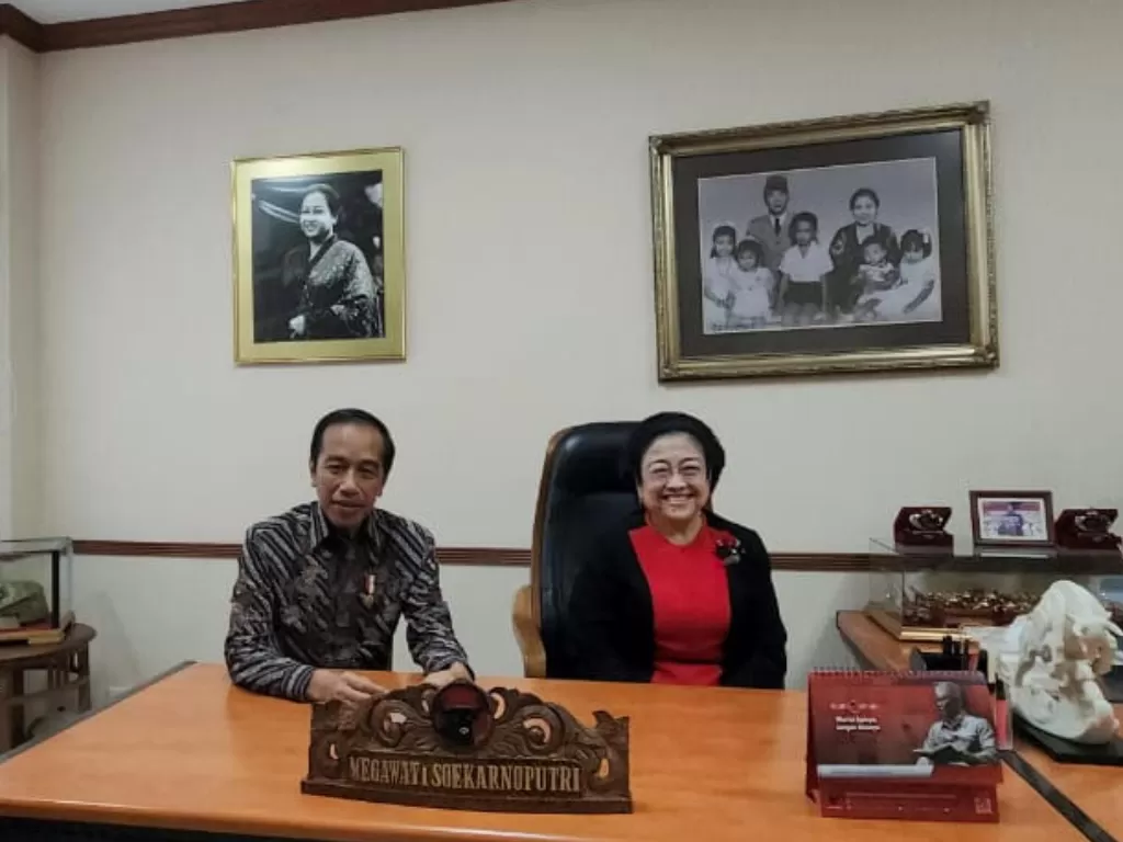 Presiden Jokowi (kiri) dan Ketum PDIP Megawati Soekarnoputri (kanan) di Sekolah Partai PDIP. (Dok. PDIP)
