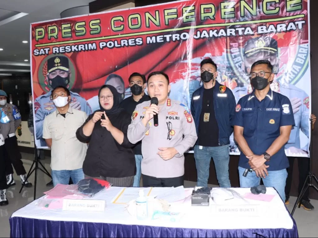 Press conference kasus penikaman yang dilakukan WNA China. (Dok. Humas Polres Metro Jakarta Barat.)