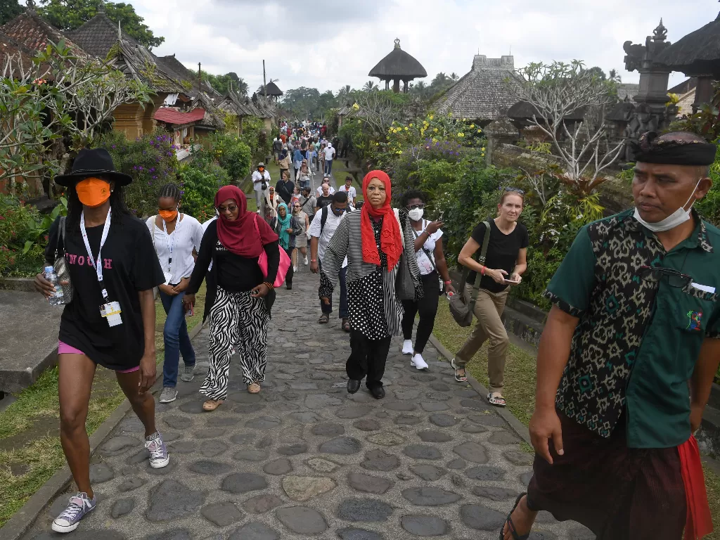 Pengunjung memadati Desa Wisata Penglipuran. (ANTARA FOTO/Wahyu Putro A/pras)