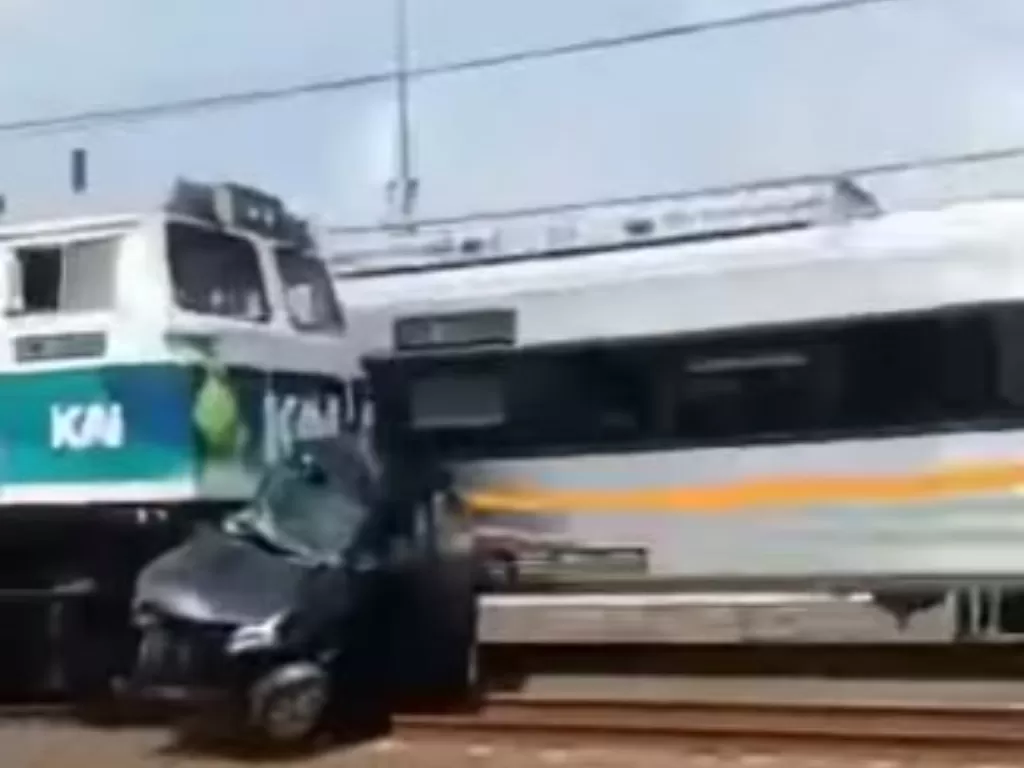 Mobil Avanza terseret kereta api di Tambun,Bekasi. (Screenshoot/Instagram/@jabodetabek.trends)