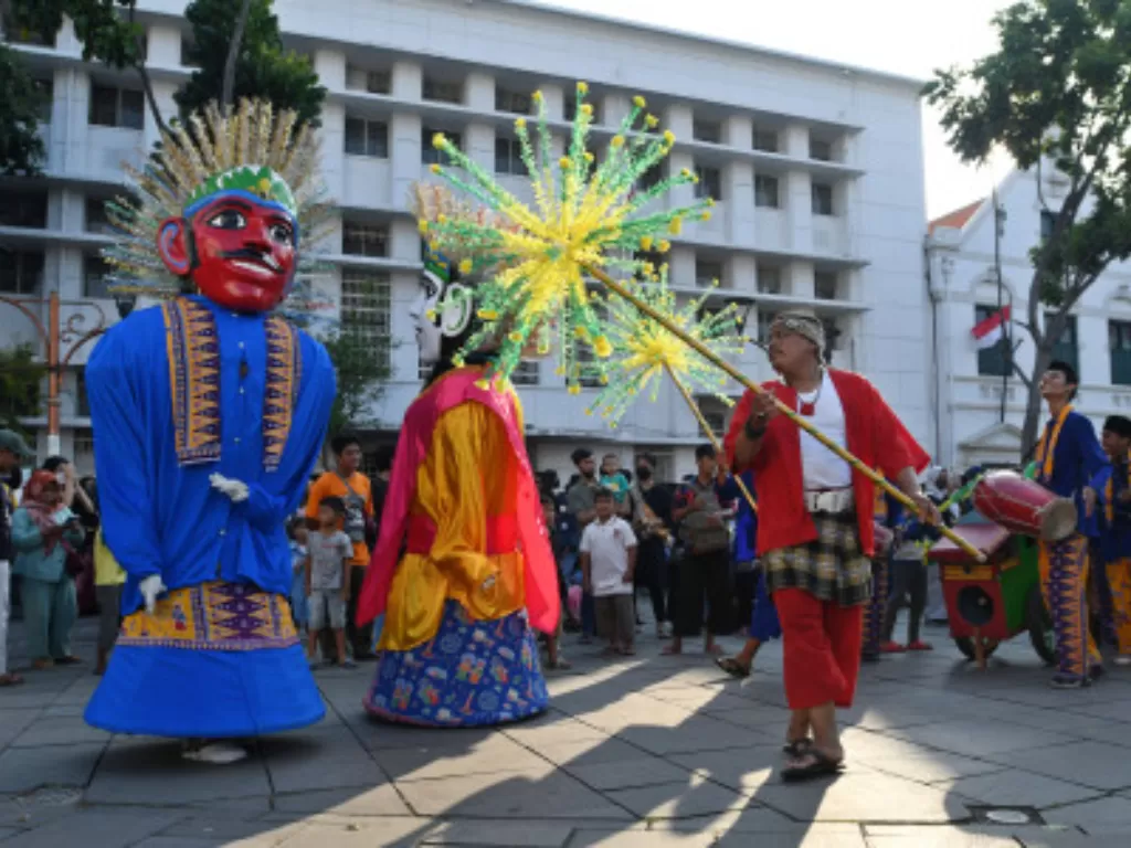Pementasan kesenian tradisional Betawi, termasuk Ondel-ondel di Kota Tua, Jakarta. (ANTARA FOTO/Aditya Pradana Putra)