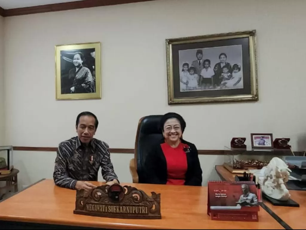 Presiden Jokowi (kiri) dan Ketum PDIP Megawati Soekarnoputri (kanan) di Sekolah Partai PDIP. (Dok. PDIP)