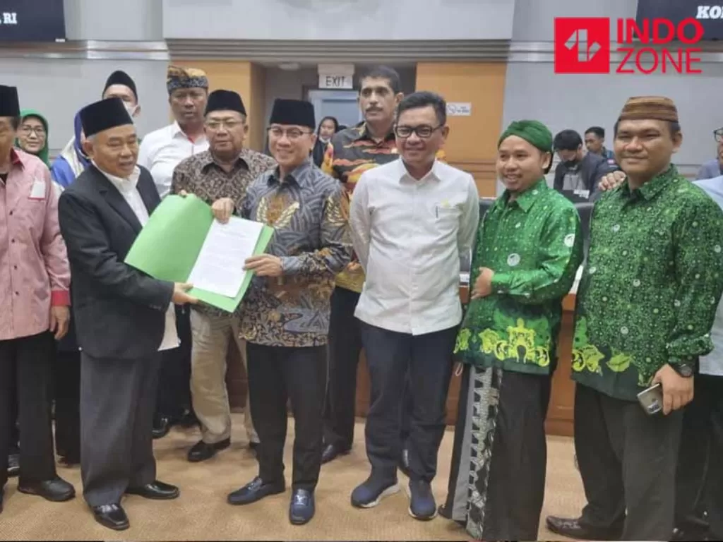 Ketua Komisi VIII Yandri Susanto (memakai batik) beraudiensi dengan PP Persatuan Guru Nahdatul Ulama (Dokumen DPR)