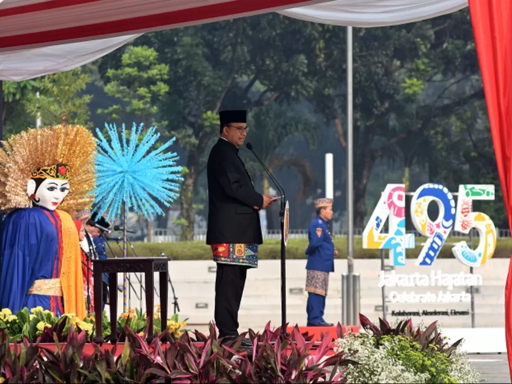 Gubernur DKI Jakarta Anies Baswedan memberikan sambutan saat memimpin upacara HUT ke-495 Kota Jakarta di kawasan Monas. (ANTARA FOTO/Indrianto Eko Suwarso)