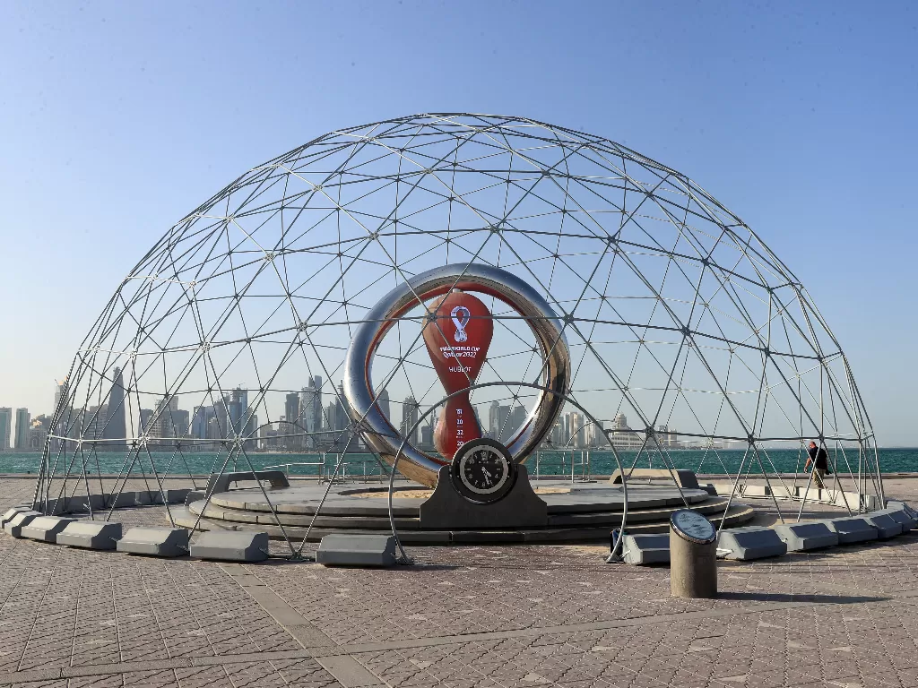 Tampilan jam hitung mundur Piala Dunia 2022 di Qatar. (REUTERS/Mohammed Dabbous)