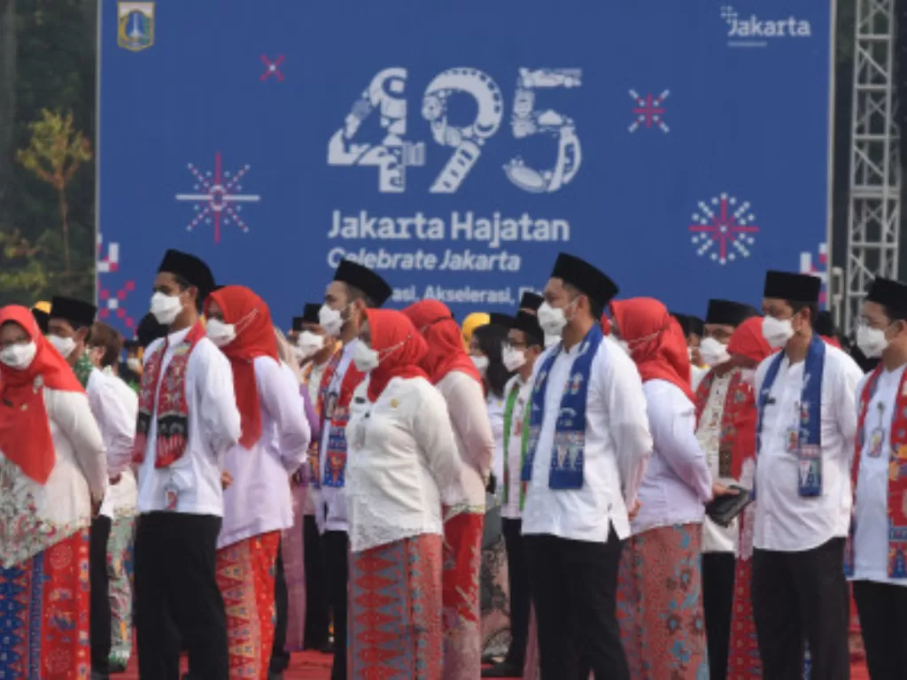 Sejumlah ASN Pemprov DKI Jakarta mengikuti upacara HUT ke-495 Kota Jakarta di kawasan Monas, Jakarta, Rabu (22/6/2022). (ANTARA FOTO/Indrianto Eko Suwarso)