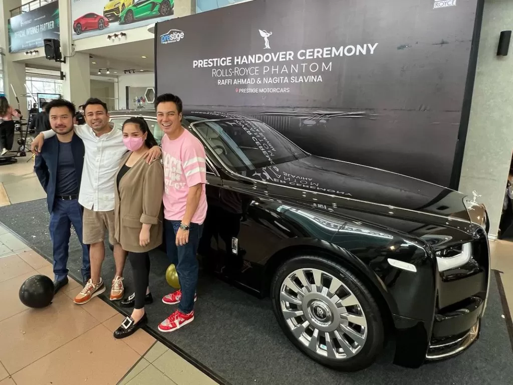Rudy Salim, Raffi Ahmad, Nagita Slavina, Baim Wong di momen penyerahan mobil Rolls Royce Phantom. (Instagram/@raffinagita1717)