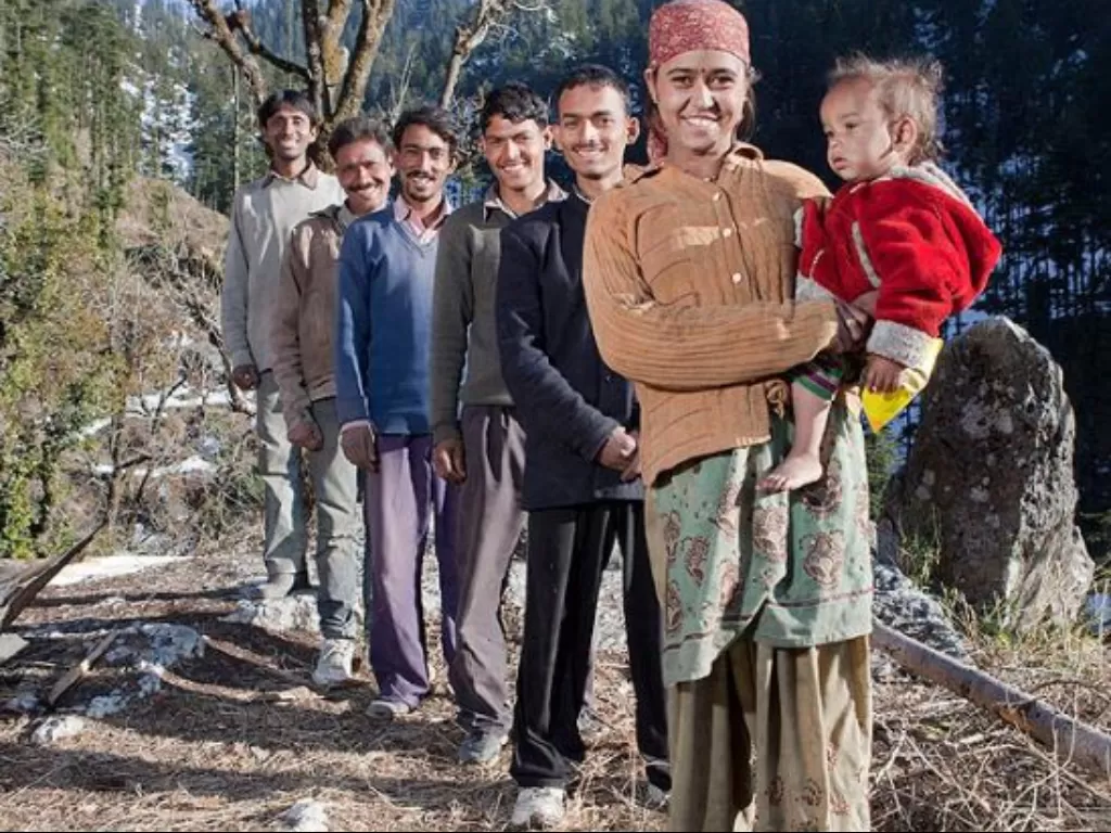 Seorang wanita dengan lima suaminya dan anak mereka di India (Romancemeetslife