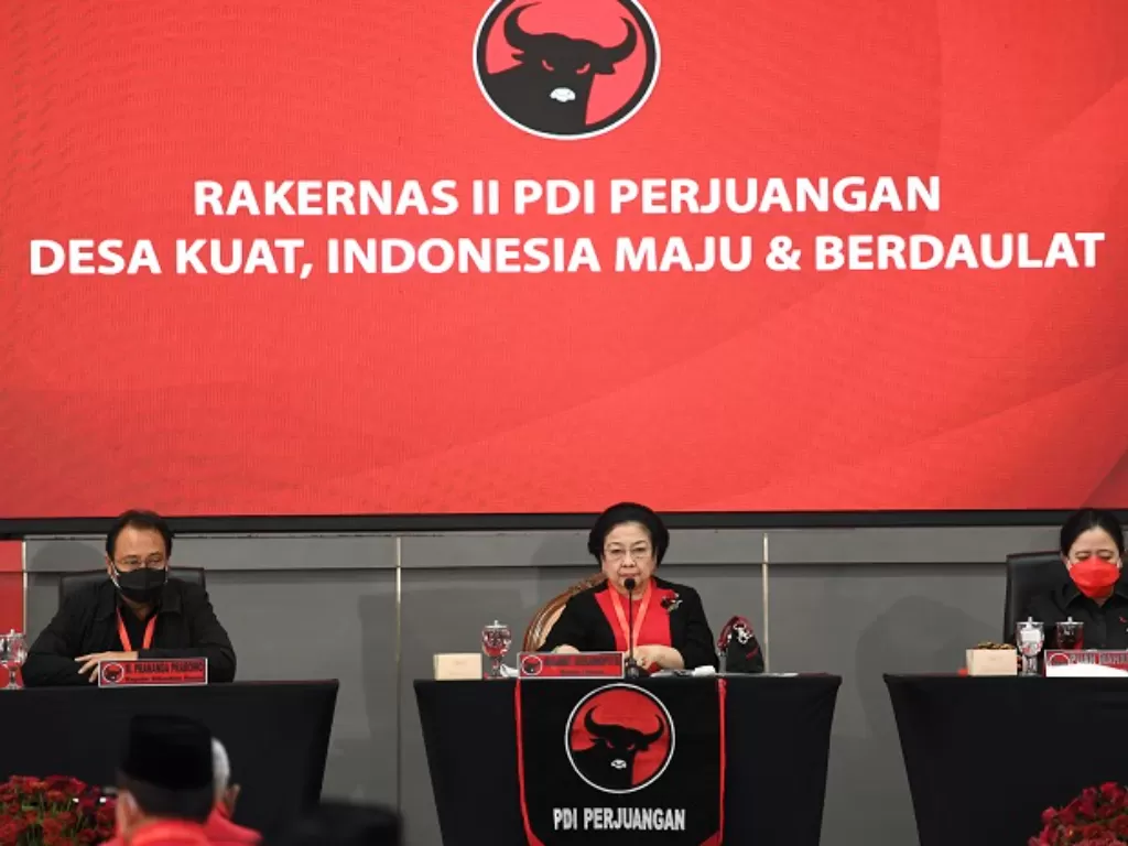 Ketua Umum PDIP Megawati Soekarnoputri (tengah) dalam Rapat Kerja Nasional (Rakernas) II di Jakarta. (ANTARA FOTO/M Risyal Hidayat)