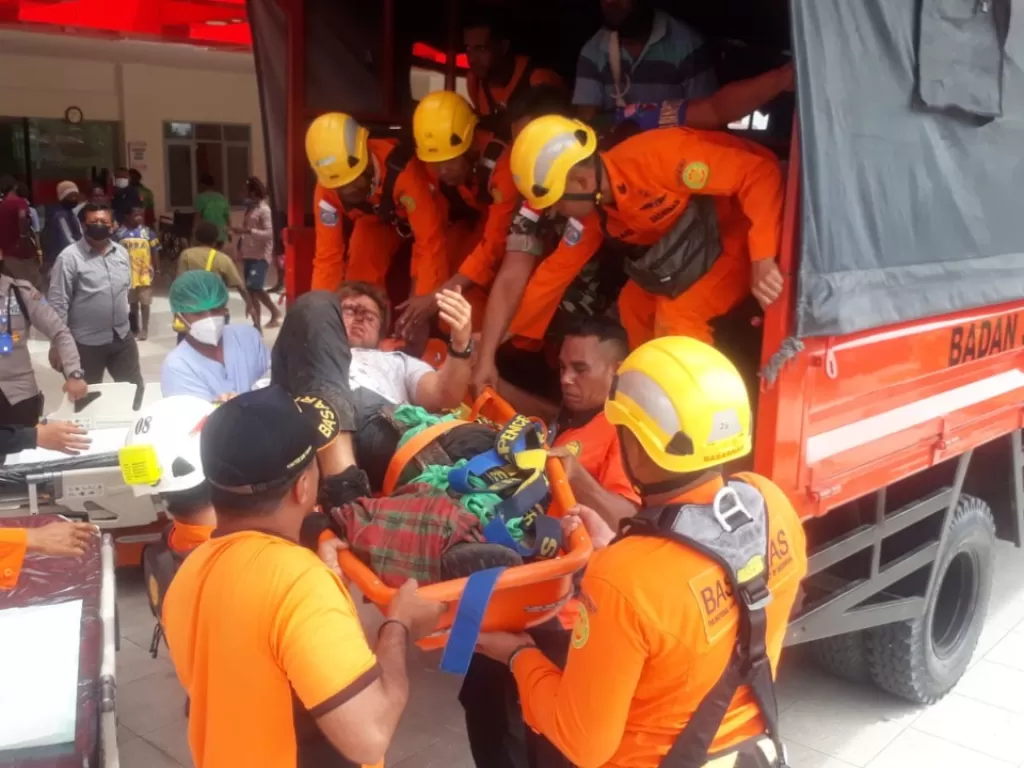 Petugas evakuasi korban kecelakaan Susi Air di Papua. (Dok. Humas Polda Papua)