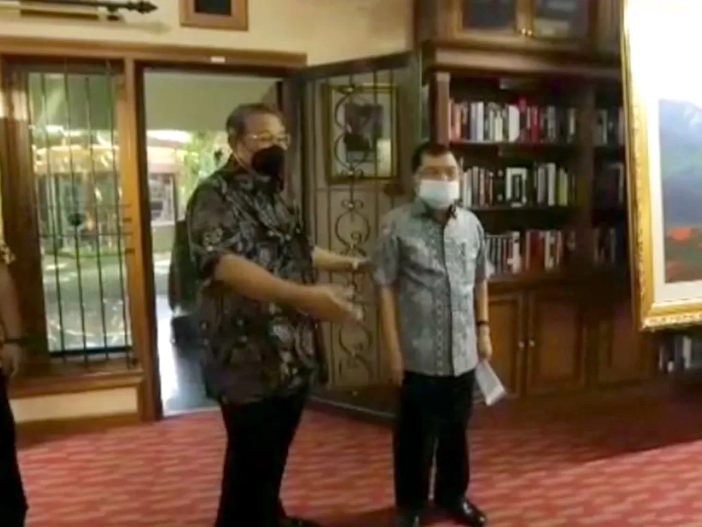  Presiden RI ke-6 Susilo Bambang Yudhoyono (SBY) dan Wakil Presiden Presiden ke-10 dan ke-12 Jusuf Kalla bertemu di Cikeas, Kamis (23/6/2022). (Istimewa)