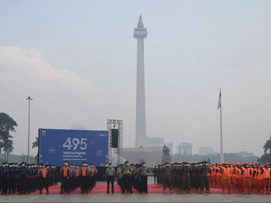 Satuan Kerja Perangkat Daerah (SKPD) Provinsi DKI Jakarta mengikuti upacara HUT ke-495 Kota Jakarta di kawasan Monas. (ANTARA FOTO/Indrianto Eko Suwarso)